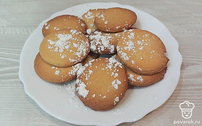 Посыпьте коржики сахарной пудрой. Подавайте к столу. 