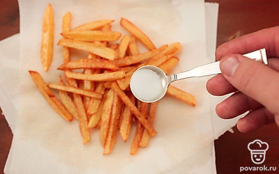 Готовый картофель посолите и подавайте.