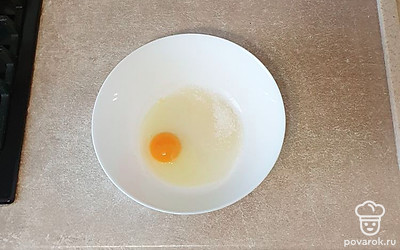 В глубокую миску вбейте яйцо, всыпьте сахар и ваниль, взбейте (2 минуты).