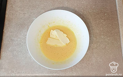 Добавьте сливочное масло, взбейте.