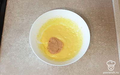 К остальным ингредиентам добавьте арахисовую пасту, перемешайте.