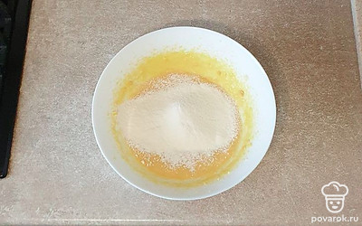 В тесто просейте муку и разрыхлитель, вмешайте до однородности.