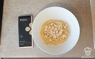 Шоколад порубите и добавьте в тесто, перемешайте.