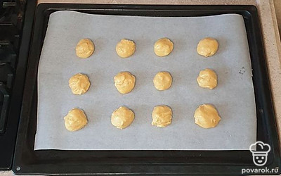 Противень застелите пергаментом. Из теста сформируйте небольшие шарики и выложите на противень. Выпекайте в заранее разогретой духовке при 180 градусах около 15 минут (режим «Верх-низ»).