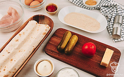 Овощи и яйца помойте. Куриное филе помойте и просушите бумажным полотенцем.