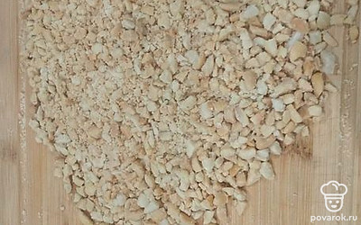 Арахис раскатать скалкой.