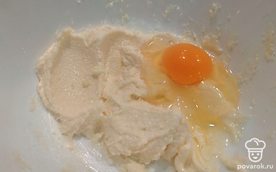 В миску выложить мягкое сливочное масло, добавить сахар, яйцо и перемешать. 