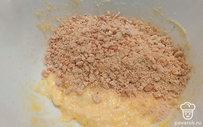 Добавить раздробленный арахис. 