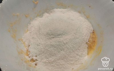 Всыпать разрыхлитель, муку. 