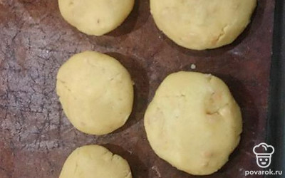 Сформировать печенье, отправить в разогретую духовку на 20 минут при 180 градусах. 