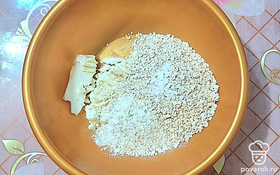 В миске смешать овсяные хлопья, сливочное масло, сахарозаменитель и разрыхлитель. 