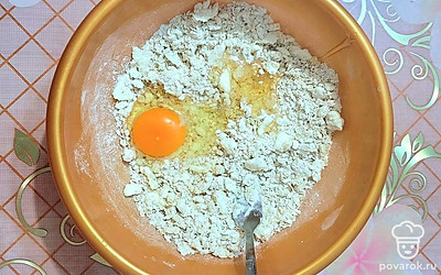 Добавить яйцо и мед, все перемешать. 