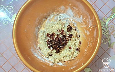 Финики нарезать небольшими кусочками. Добавить их в тесто и все еще раз перемешать. 