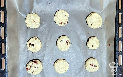 Из получившегося теста сформировать шарики и слегка их приплюснуть. Выпекать в духовке при температуре 180 градусов 15 минут.