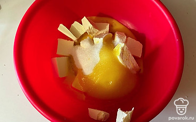 К сливочному маслу добавьте сахар, ванилин, соду и слегка взбитое яйцо.