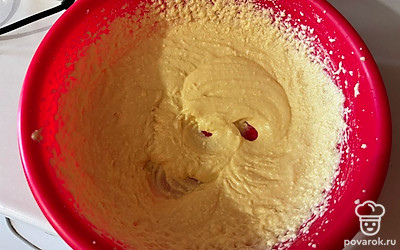 Взбейте все ингредиенты до легкой пышности.