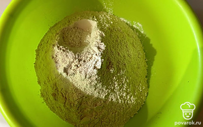 К масляной части добавьте муку.