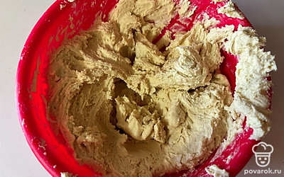 Замесите тесто.