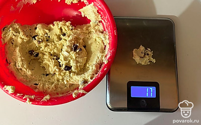 Сформируйте печеньки весом 17-20 граммов.