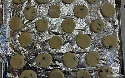 Печенье выложите на противень, застеленный фольгой или пергаментом.