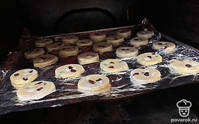 Отправьте в духовку на 10-12 минут при 180 градусах. 