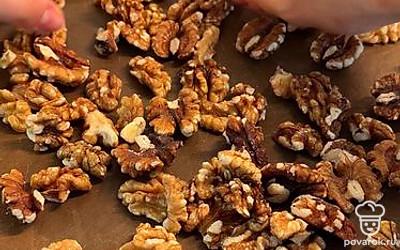 Промойте и просушите орехи. Отправьте в разогретую духовку на 12-15 минут при 150 градусах.