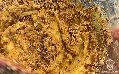 Измельчите 50 граммов орехов, добавьте к смеси.