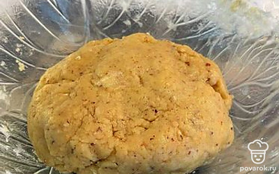 Муку смешайте с разрыхлителем и солью, всыпьте в 2 этапа. Замесите мягкое и слегка рассыпчатое тесто.