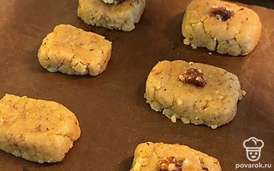 Отправьте в холодильник на 30-40 минут. Сформируйте печенье, в серединку можно поместить орех. 