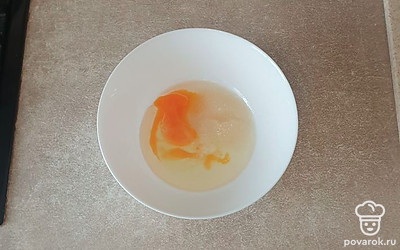 В глубокую миску вбейте яйцо, всыпьте сахар, соль, ваниль.