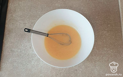 Влейте растительное масло и хорошо все перемешайте до однородности.