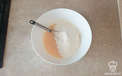 К остальным ингредиентам постепенно всыпьте муку с разрыхлителем. Помешивайте.