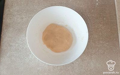 Когда мука вмешается, продолжите замешивать тесто рукой, пока оно не соберется в однородный шар. Тесто должно быть мягким. Оно не должно липнуть к рукам.