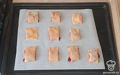 Пласт разрежьте на равные кусочки. Выложите их на противень, застеленный пергаментной бумагой. Выпекайте в заранее разогретой духовке при 200 градусах около 15-20 минут до золотистой корочки (режим «Верх-низ»).
