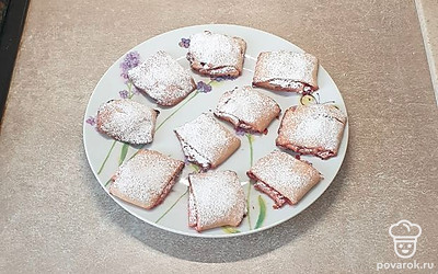 Готовое печень посыпьте сахарной пудрой, остудите и подавайте. Приятного аппетита!