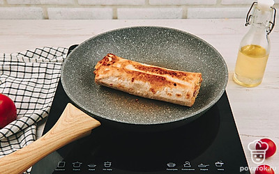 Аккуратно сверните ролл.