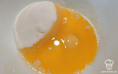 Сливочное масло растопите, налейте в миску. Добавьте сахар, яйцо, ванилин. Перемешайте. 