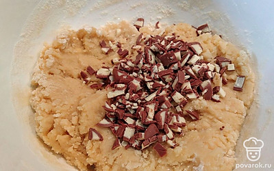 Добавьте нарезанный шоколад. Размешайте. 