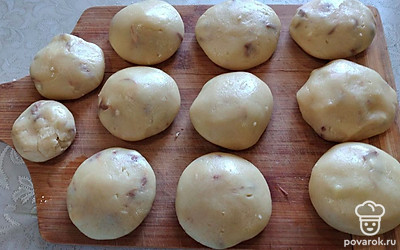 Из теста сформируйте печенье. Уберите его в холодильник на 1 час.