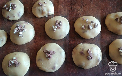 Шоколад добавьте еще сверху. Выпекайте в разогретой духовке 15 минут при 180 градусах.