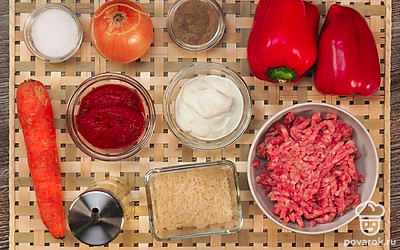 Если делаете фарш самостоятельно, промойте мясо и пропустите его через мясорубку. Вымойте перец и очистите его от семян. Вымойте и очистите лук и морковь. Измельчите лук мелко для фарша и тонкими полукольцами для соуса. Проварите рис в течение 5 минут.