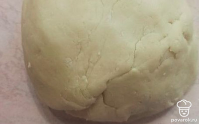 Смешайте 400 граммов муки, 2 столовых ложки растительного масла, соль, 2 чайных ложки дрожжей, 250 граммов воды и 1 столовую ложку сахара. Оставьте на 30 минут. 