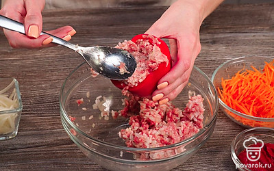 Приготовьте начинку и нафаршируйте перцы. В миску поместите мясной фарш, добавьте рис. Добавьте мелко измельченный лук в фарш. Посолите, поперчите и тщательно перемешайте. Каждый перец наполните получившимся фаршем.