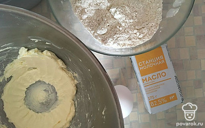 Смешать хлопья с солью, разрыхлителем, ванильным сахаром и мукой. Отдельно взбить размягченное масло. Добавить яйцо и смешать до однородности.