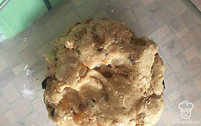 В масляно-яичную смесь постепенно добавить мучную. Затем вмешать сухофрукты, предварительно замоченные и просушенные. Чернослив нарезать кусочками.