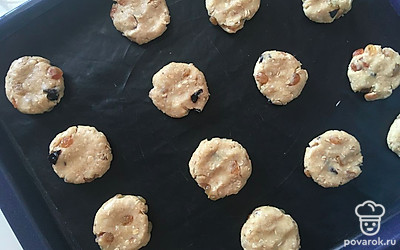 Тесту дать постоять в холодильнике минут 20-25. Затем сформировать из теста печенья, грамм по 40 весом. Выпекать при 180 градусах 18-20 минут. Оно должно чуть-чуть зарумяниться по краям. На вкус будет мягким и рассыпчатым.