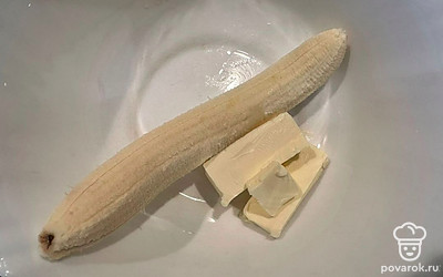 В миску положить очищенный банан, сливочное масло, соль. Перемешать вилкой.