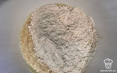 Добавить разрыхлитель, муку. Снова перемешать. Убрать в холодильник на 30 минут. 