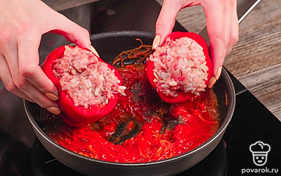 Потушите перцы. Разогрейте глубокую сковороду с растительным маслом, обжарьте на ней измельченную морковь и лук полукольцами. Добавьте томатную пасту и пару столовых ложек воды. Посолите и поперчите. Затем выложите в сковороду перцы и тушите на небольшом огне 60 минут.