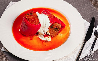 Готовые перцы полейте соусом из сковороды и подавайте со сметаной. Ее можно сервировать в отдельной мисочке.